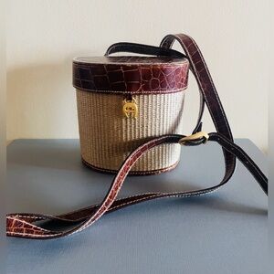 Vintage  Etienne Aigner
crossbody handbag is a rare find. Probably 70’s 🔥🔥🔥